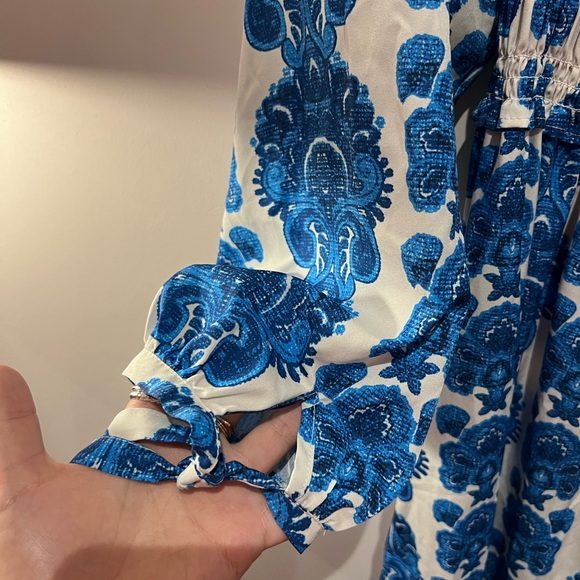 Trendy tiered dress with shirred bodice and sleeve ties L - Picture 2 of 3